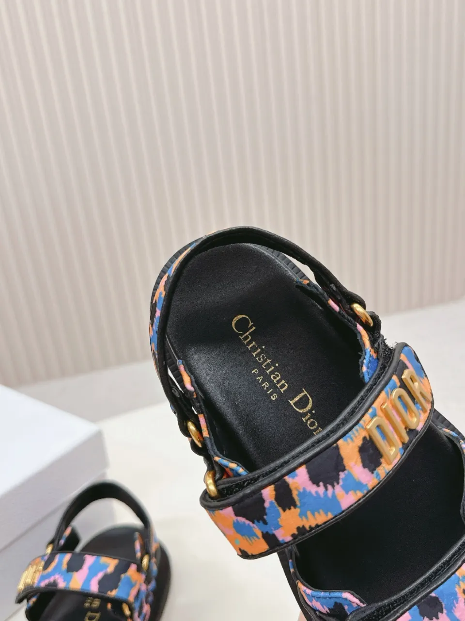 👟👟Ex-factory price 480👟👟 DIOR classic sandals mixed sheepskin DiorAct sandals are fashionable. Paired with an insole that fits the shape of your foot, it's made of exceptionally lightweight and comfortable leather. The upper straps are fastened with Velcro and are decorated with a gold-finish metal "Dior" logo, which complements the style design. These sandals add a modern edge to any look. Fabric: Imported mixed sheepskin Lining: Imported sheepskin Outsole: Original TPU outsole Code number: 35-42 (41 42 customized, non-refundable)